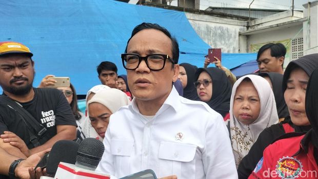 Wamenaker Immanuel Ebenezer (Noel) melakukan inspeksi mendadak (sidak) ke pabrik bulu mata di Garut karena menggantung status kerja 2.079 karyawannya. (Maulani M/detikcom)
