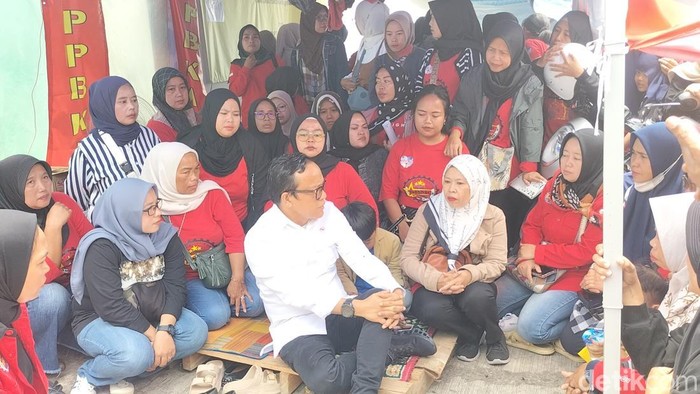 Wamenaker Immanuel Ebenezer (Noel) melakukan inspeksi mendadak (sidak) ke pabrik bulu mata di Garut karena menggantung status kerja 2.079 karyawannya. (Maulani M/detikcom)