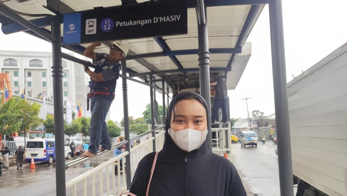 Warga bernama Alfi di Halte TransJ Petukangan DMASIV (Azhar/detikcom)