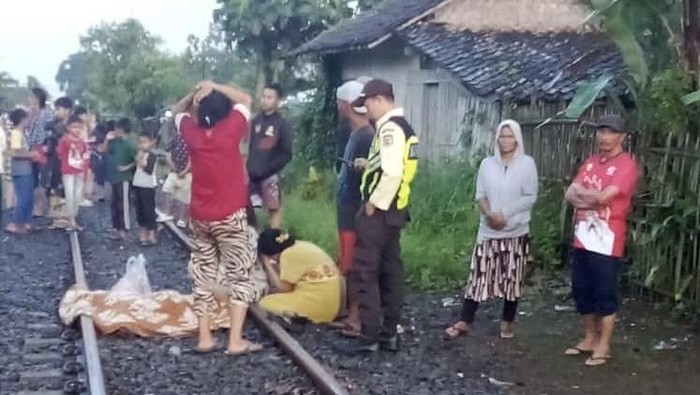 Warga tewas tertabrak kereta api.