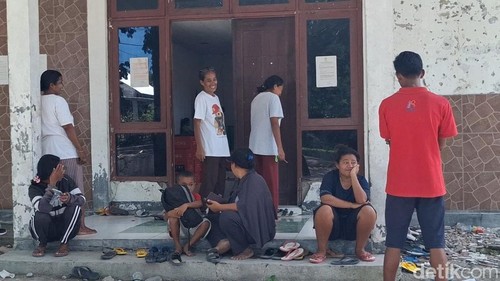Warga yang terdampak longsor saat berada di lokasi pengungsian di Aula Sobe Sonbai III kantor Kecamatan Takari, Kabupaten Kupang, NTT, Senin (3/3/2025). (Yufengki Bria/detikBali).
