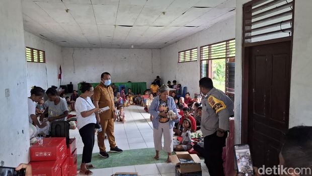Warga yang terdampak longsor saat berada di lokasi pengungsian di Aula Sobe Sonbai III kantor Kecamatan Takari, Kabupaten Kupang, NTT, Senin (3/3/2025). (Yufengki Bria/detikBali).