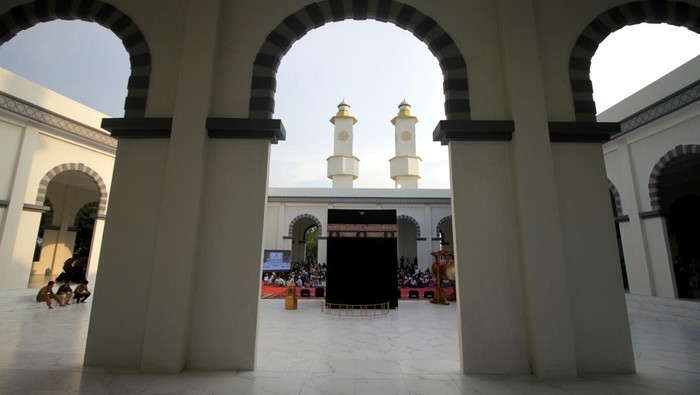 Foto udara suasana masjid dan miniatur kabah yang masuk dalam wisata tematik Kawasan Makkah di Krampyangan, Bugul Kidul, Kota Pasuruan, Jawa Timur, Senin (3/3/2025). Proyek wisata tematik Makkah diharapkan menjadi destinasi wisata religi dan edukasi serta meningkatkan perekonomian Kota Pasuruan.  ANTARA FOTO/Umarul Faruq/Spt.