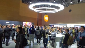 Usai peluncuran, semua undangan berebut mencoba Xiaomi 15, Xiaomi 15 Ultra dan perangkat Xiaomi lainnya di Experience Zone. Foto: Fitraya Ramadhanny/detikcom