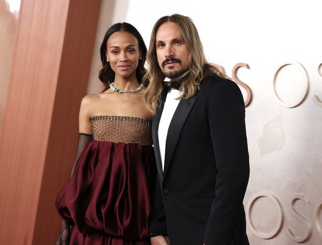 Zoe Saldana hadir di Academy Awards 2025 yang digelar di Dolby Theatre, Ovation Hollywood, Amerika Serikat, Minggu (2/3/2025) malam didampingi suaminya Marco Perego-Saldana. Foto: Getty Images via AFP/MIKE COPPOLA