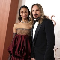 Zoe Saldana hadir di Academy Awards 2025 yang digelar di Dolby Theatre, Ovation Hollywood, Amerika Serikat, Minggu (2/3/2025) malam didampingi suaminya Marco Perego-Saldana. Foto: Getty Images via AFP/MIKE COPPOLA