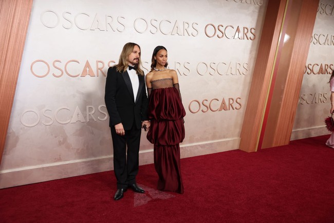 Marco yang menikahi Zoe sejak 2013 dan dikaruniai tiga anak, setia menemani sang istri menghadiri berbagai acara penghargaan. Sebelum hadir di Oscars 2025, Zoe dan Marco telah datang ke Golden Globes, Critics Choice Awards, BAFTAs, dan SAG Awards. Dan Zoe Saldana menang di semua acara penghargaan film yang dihadirinya tersebut. Foto: Getty Images/Mike Coppola