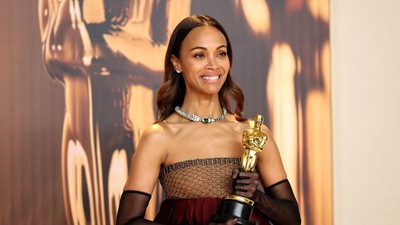 7 Foto Zoe Saldana Raih Piala Oscar Pertama, Tampil dengan Tren Bubble Dress