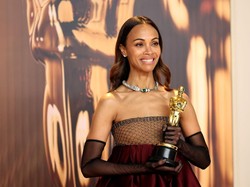 7 Foto Zoe Saldana Raih Piala Oscar Pertama, Tampil dengan Tren Bubble Dress