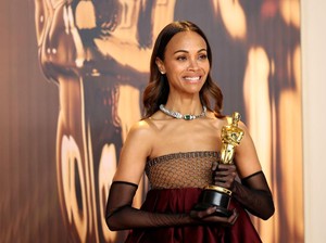 7 Foto Zoe Saldana Raih Piala Oscar Pertama, Tampil dengan Tren Bubble Dress