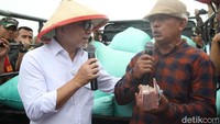 Usai prosesi panen raya, Zulhas melakukan transaksi langsung dengan petani gabah Pangkur. Zulhas langsung memborong 7 ton gabah seharga Rp 40 juta dari petani. Ini sebagai bentuk dukungan terhadap kesejahteraan petani dan stabilisasi harga gabah.