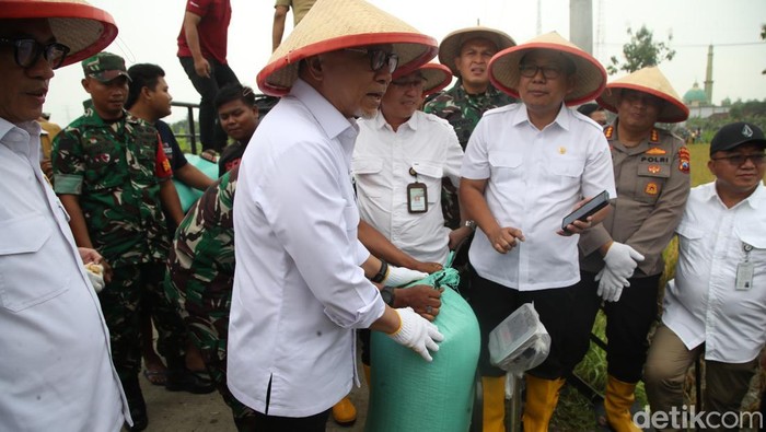 Zulhas Borong Gabah Petani Saat #DemiIndonesia Mandiri Pangan di Ngawi Perayaan #DemiIndonesia Mandiri Pangan 2025 digelar di Lapangan Desa Pangkur, Kecamatan Pangkur, Kabupaten Ngawi, Jawa Timur, Senin (3/3/2025).