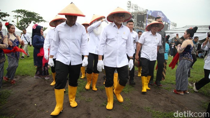 Zulhas Borong Gabah Petani Saat #DemiIndonesia Mandiri Pangan di Ngawi Perayaan #DemiIndonesia Mandiri Pangan 2025 digelar di Lapangan Desa Pangkur, Kecamatan Pangkur, Kabupaten Ngawi, Jawa Timur, Senin (3/3/2025).
