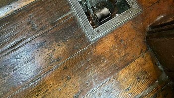 Ada engsel rahasia di sebuah rumah tua. Di dalamnya ada rol. Ada yang lain di seberang dinding. Nggak usah bingung, itu hanya pembuka pintu tanpa perlu menggunakan tangan. Foto: MapleSyrupKintsugi via Bored Panda