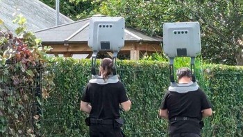 Bisa jadi mereka adalah iWalker/AdWalker dari perusahaan ini (https://gomodigital.co.uk/iwalker), yang beroperasi di Wales. Soalnya seragam mereka sama-sama hitam juga, jadi sesuai. Foto: JoeyJoeC via Bored Panda  