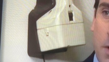 Benda plastik yang ada di kantor netter membuatnya bingung. Ini adalah model awal 1980-an senter isi ulang merek Black and Decker SpotLiter. Foto: Frenchtwist via Bored Panda  