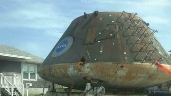 Apa itu? UFO? Ini merupakan Orion boilerplate yang digunakan untuk pelatihan dan pengujian. Yang ini tampaknya merupakan tiruan untuk menguji gaya percikan dan kemudian untuk melatih prosedur pemulihan kapsul. Foto: gcso via Bored Panda  