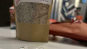 Benda-benda tersebut ialah penangkap sinar matahari atau suncatcher. Ini dipakai dengan cara menggantungnya di kaca jendela. Bila digantung di jendela, akan ada pelangi di sekitar ruangan. Foto: codykline99 via Bored Panda