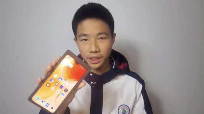 Anak SMA di China Bikin Ponsel Lipat Pakai Printer 3D dan Komponen HP Lawas