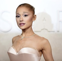 Waspada! Orang Ini Sering Rusuh: Ganggu Katy Perry Nyanyi-Peluk Ariana Grande