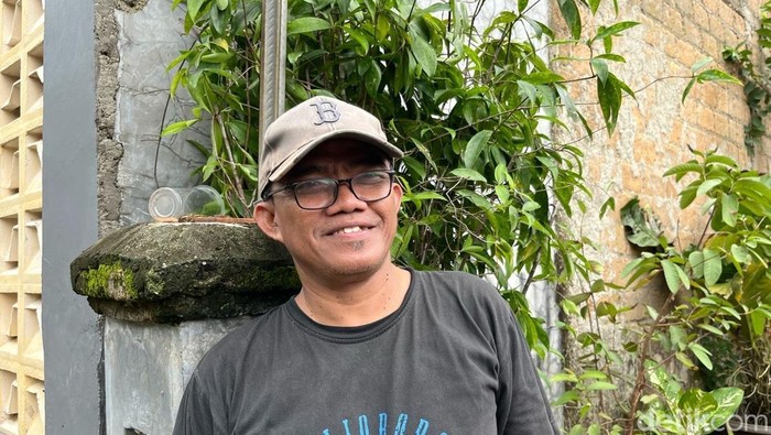 Bambang (54), warga Perumahan Asri Sawangan, Depok, Jawa Barat (Jabar) yang rumahnya direndam banjir 1,5 meter (Devi/detikcom)