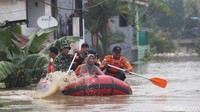 Petugas melakukan evakuasi warga korban banjir di Perumahan Jaka Kencana, Jaka Setia, Kota Bekasi, Jawa Barat, Selasa (4/3/2025). 