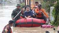 Proses evakuasi dilakukan dengan perahu karet oleh anggota TNI dan BPBD. 