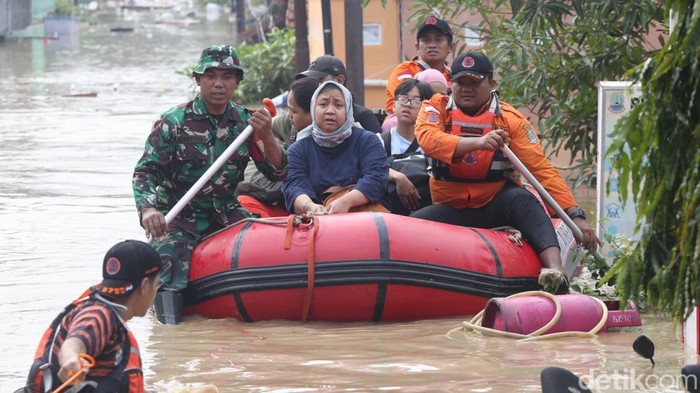 Ketinggian air di Perumahan Jaka Kencana, Jaka Setia, Kota Bekasi, Jawa Barat, mencapai 3 meter. Warga pun dievakuasi dengan perahu karet.