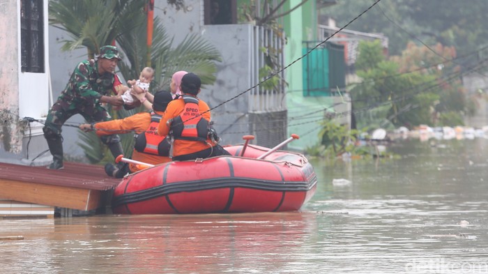 Ketinggian air di Perumahan Jaka Kencana, Jaka Setia, Kota Bekasi, Jawa Barat, mencapai 3 meter. Warga pun dievakuasi dengan perahu karet.