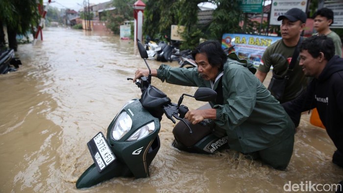 Ketinggian air di Perumahan Jaka Kencana, Jaka Setia, Kota Bekasi, Jawa Barat, mencapai 3 meter. Warga pun dievakuasi dengan perahu karet.