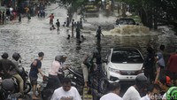 Pukul 11.00 WIB banjir mulai surut.