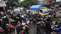 Arus lalu-lintas pun kusut karena roda dua saling serobot jalur.