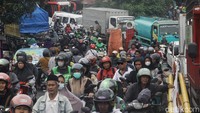 Kemacetan terjadi di jalan Raden Fatah.