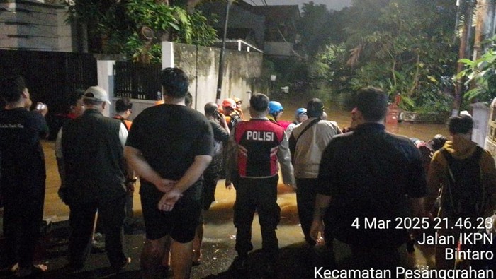 Banjir di Kompleks IKPN Bintaro, Pesanggarahan, Jaksel, makin parah, kini mencapai hampir 4 meter (dok.ist)