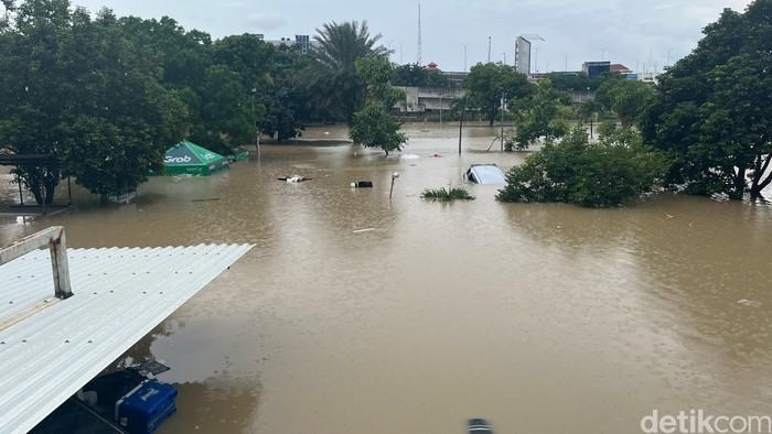 Banjir di Mega Bekasi Hypermall, 4 Maret 2025. (Rumondang Naibaho/detikcom)