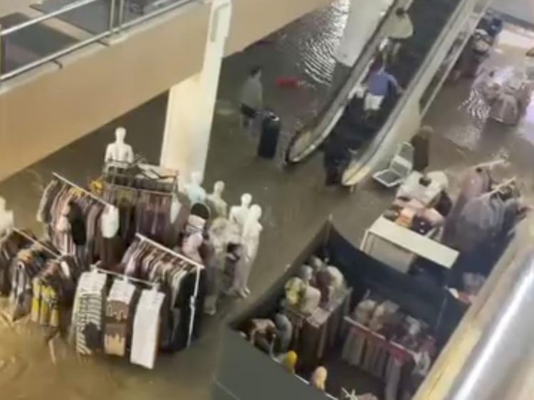 Bak Air Bah! Detik-detik Air Banjir Terjang Mega Mal Bekasi