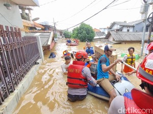 Warga Rawajati Kebanjiran Saat Sahur, Pegangi Bayinya agar Tak Hanyut