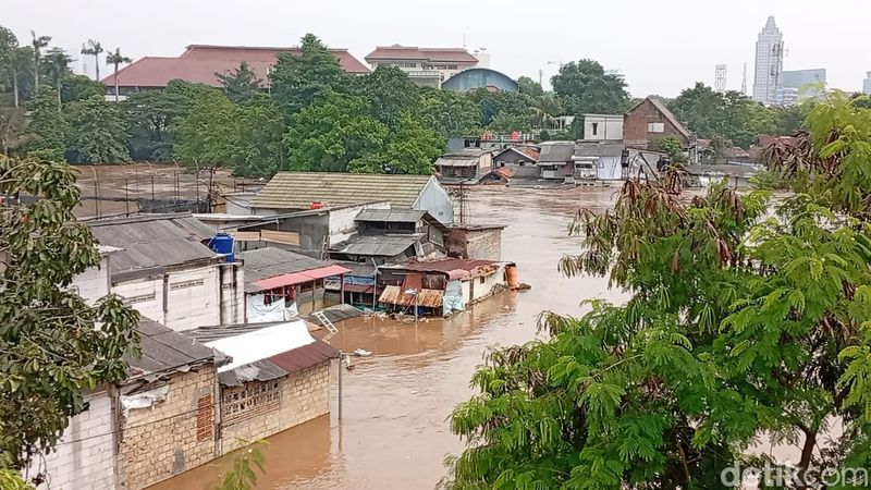 Banjir di Rawajati, Jakarta Selatan, 4 Maret 2025. (Taufiq Syarifudin/detikcom)