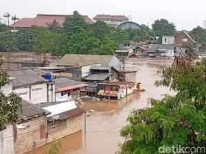 119 RT di Jakarta Masih Terendam Banjir Malam Ini, Paling Tinggi 3,7 Meter