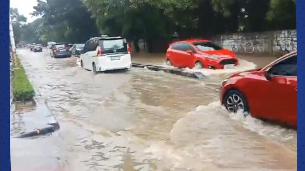 Banjir di Sejumlah Jalan di Jakbar