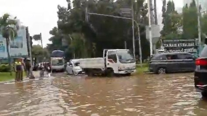 Banjir di traffic light Pasar Puri Kembangan, Jakarta Barat (dok. TMC Polda Metro)