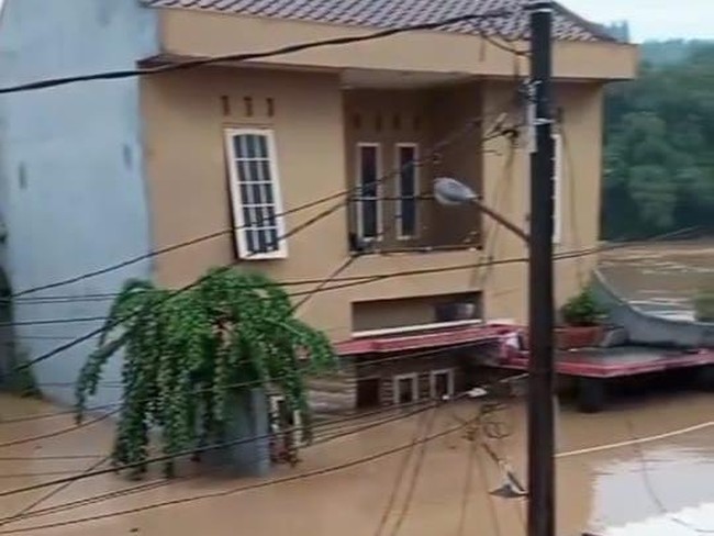 Keluh Kesah Warga Jabodetabek Diterjang Banjir Sampai Seatap Rumah