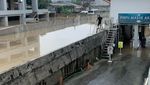Bak Air Bah! Detik-detik Air Banjir Terjang Mega Mal Bekasi