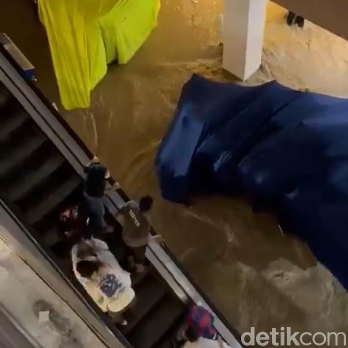 Banjir merendam Mega Bekasi (tangkapan layar)