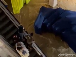 Mega Bekasi Kebanjiran, Air Menerjang Masuk Mall