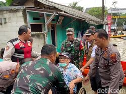 TNI-Polri Evakuasi Warga Sawangan Korban Banjir 1,5 Meter Saat Mau Cuci Darah