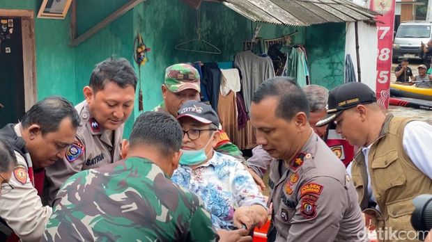 Banjir merendam Perumahan Asri Sawangan, Depok hingga ketinggian mencapai 1,5 meter. TNI-Polri mengevakuasi warga korban banjir yang hendak mau cuci darah. (Devi P/detikcom)