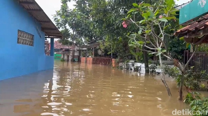 Banjir merendam Perumahan Asri Sawangan, Depok, Jawa Barat pagi ini. Tinggi air di wilayah tersebut mencapai 1,5 meter. (Devi/detikcom).