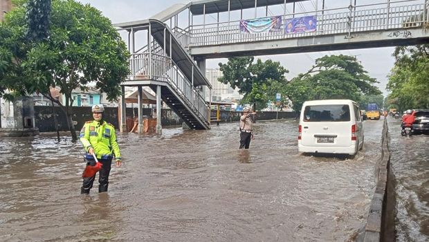 Banjir rendam jalanan di Jakarta Barat (dok. TMC Polda Metro)
