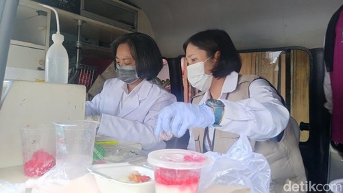 BBPOM di Denpasar memeriksa kandungan 22 sampel makanan dan jajanan dari Pasar Ramadhan Masjid Raya Baiturrahmah, Dusun Wanasari, Denpasar, Bali pada Selasa (4/3/2025). (Ni Made Lastri Karsiani Putri-detikBali)
